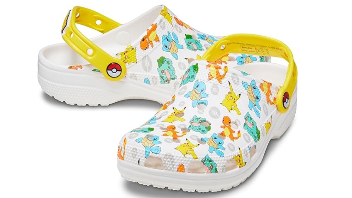 Photo de chaussures Crocs blanches avec un motif Pokémon représentant les trois starters Kanto