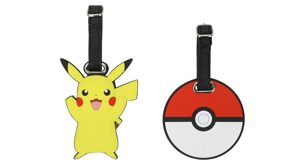 Deux étiquettes à bagages, une en forme de Pikachu et une seconde à côté en forme de PokeBall