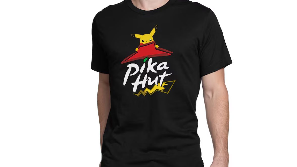 Photo d'une personne portant un t-shirt avec un Pikachu regardant le logo Pizza Hut, avec les mots "cabane pika" dessus