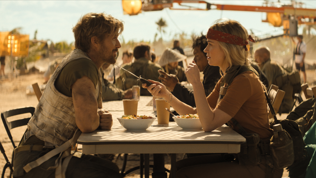 Emily Blunt pointe un faux couteau sur Ryan Gosling souriant lors d'une pause dans The Fall Guy.