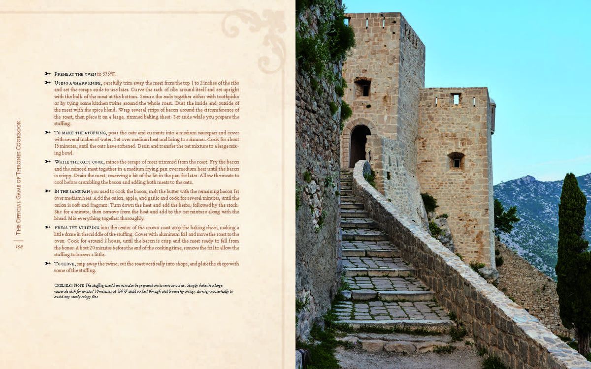 La moitié arrière d'une recette de rôti de couronne dans le livre de recettes officiel de Game of Thrones.  La recette se trouve sur la page de gauche, le côté droit présente une photo pleine page des escaliers extérieurs en pierre d'un bâtiment en pierre ressemblant à un château. 