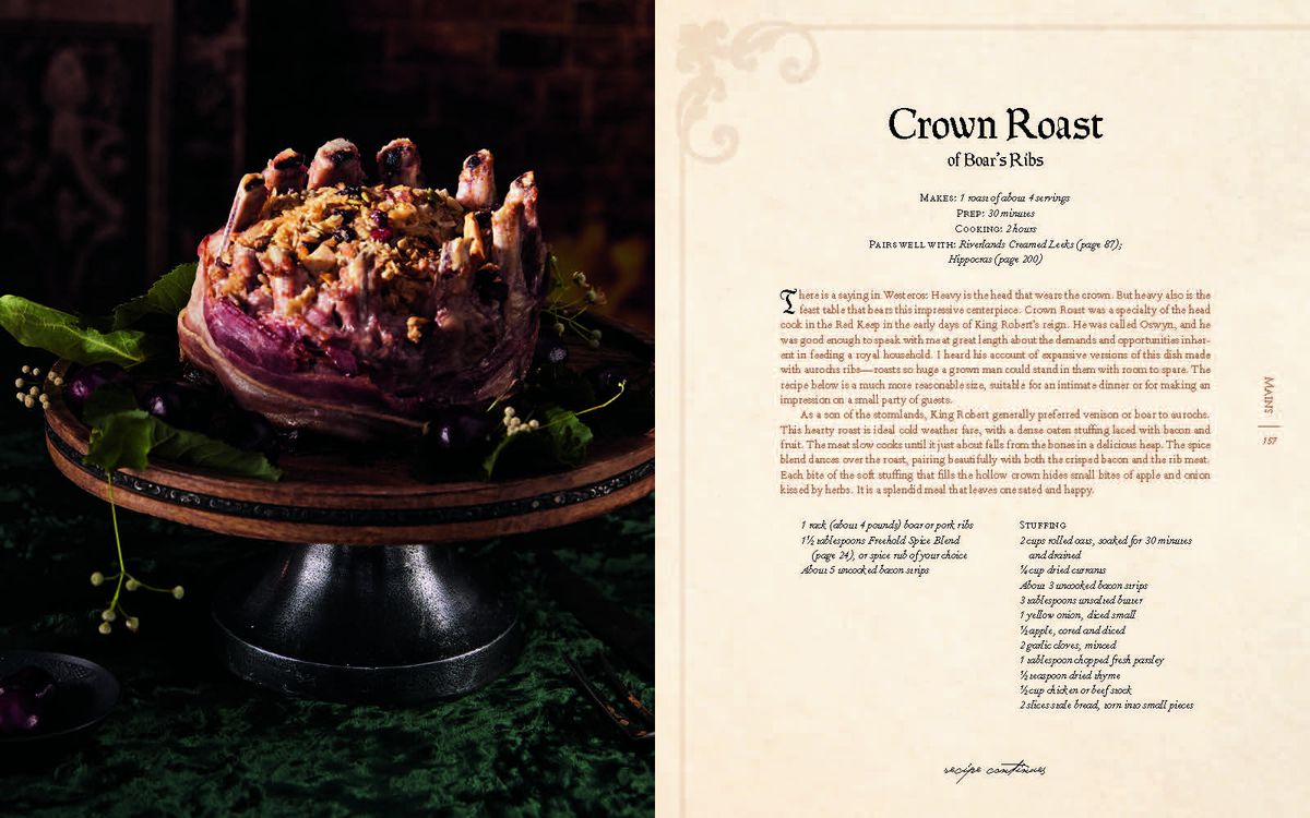 Une photo du rôti de couronne de côtes de sanglier à côté d'une recette du rôti de couronne, réimprimée du livre de recettes officiel de Game of Thrones.
