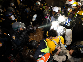 Affrontements entre la police et des étudiants pro-palestiniens à l'UCLA