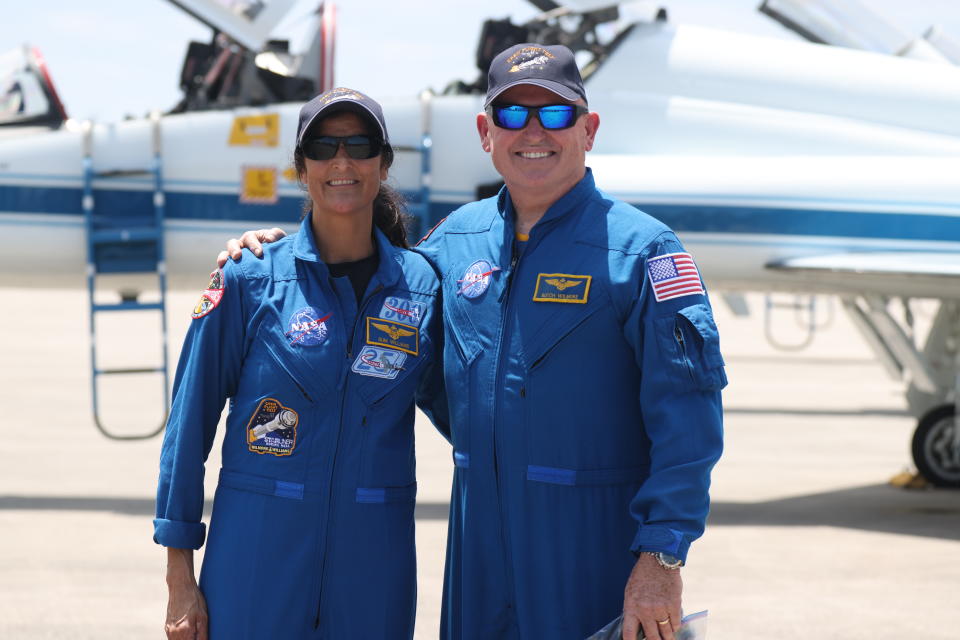 Les astronautes de la NASA Suni Williams (à gauche) et Butch Wilmore (à droite) à l'installation de lancement et d'atterrissage du Kennedy Space Center de la NASA en Floride