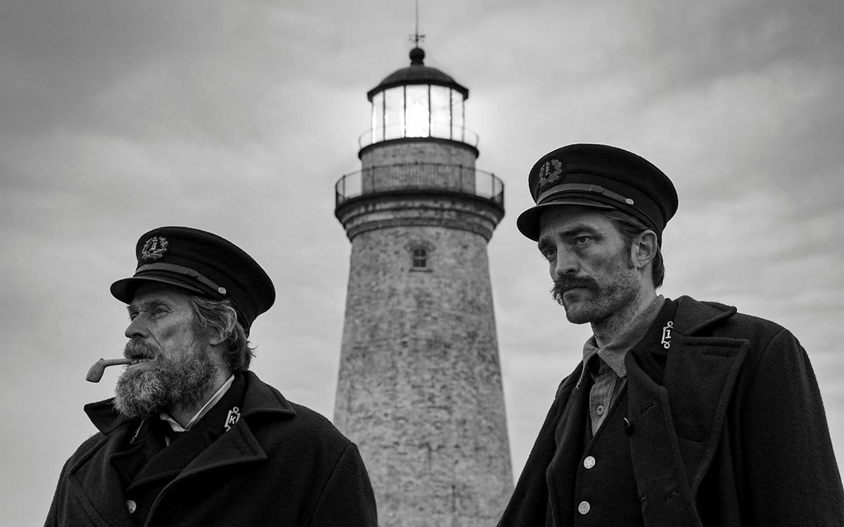 Thomas (Willem Dafoe) et Ephraim (Robert Pattinson) devant le phare.