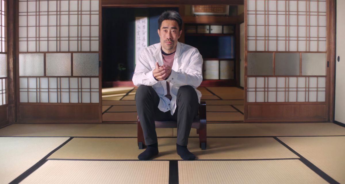 Le candidat a parlé de Nasubi dans une interview moderne, assis sur une pièce recouverte de tatami devant un shoji ouvert, les cheveux soigneusement coupés courts.