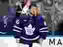 Joseph Woll #60 des Maple Leafs de Toronto regarde la victoire 2-1 de son équipe contre les Bruins de Boston lors du sixième match du premier tour des séries éliminatoires de la Coupe Stanley 2024 au Scotiabank Arena le 2 mai 2024 à Toronto.