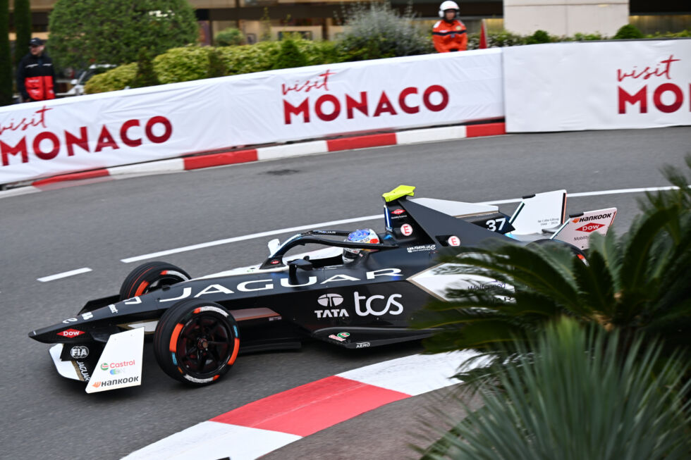 Le pilote de course Nick Cassidy est l'une des rares personnes à conduire une nouvelle Jaguar cette année, alors que lui et son coéquipier Mitch Evans courent en Formule E pour le constructeur OEM.
