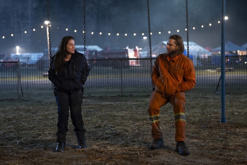 Stephanie Arcila dans le rôle de Gabriela Perez et Max Thieriot dans le rôle de Bode Leone dans la saison 2 de l'épisode 9 de « Fire Country » "Pas d'avenir, pas de conséquences"
