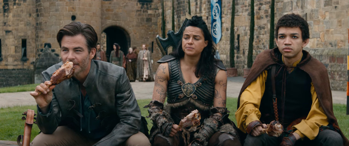 Chris Pine, Michelle Rodriguez et le juge Smith s'assoient et mangent des cuisses de dinde dans Dungeons &  Dragons : l'honneur parmi les voleurs