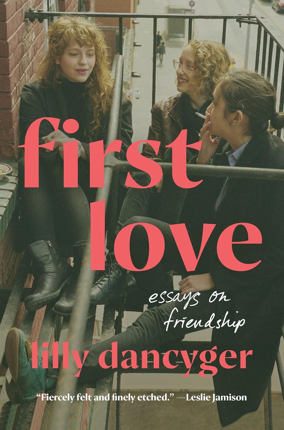 un graphique de la couverture de First Love: Essays on Friendship de Lilly Dancyger  