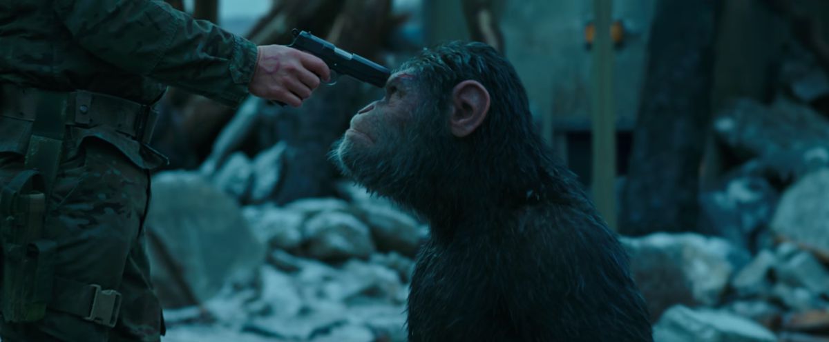 Le singe César (Andy Serkis) avec un pistolet sur la tempe dans La Guerre pour la planète des singes de 2017
