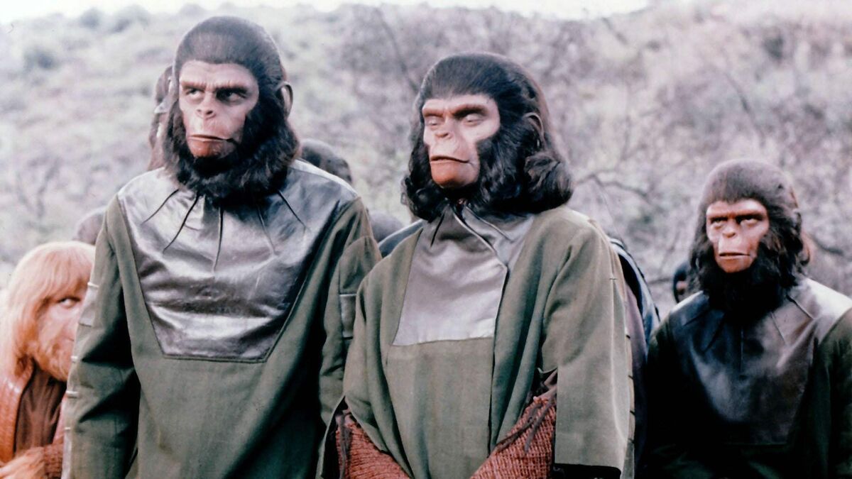 Un groupe de singes vêtus de vêtements futuristes et à l'air sévère dans Battle for the Planet of the Apes.