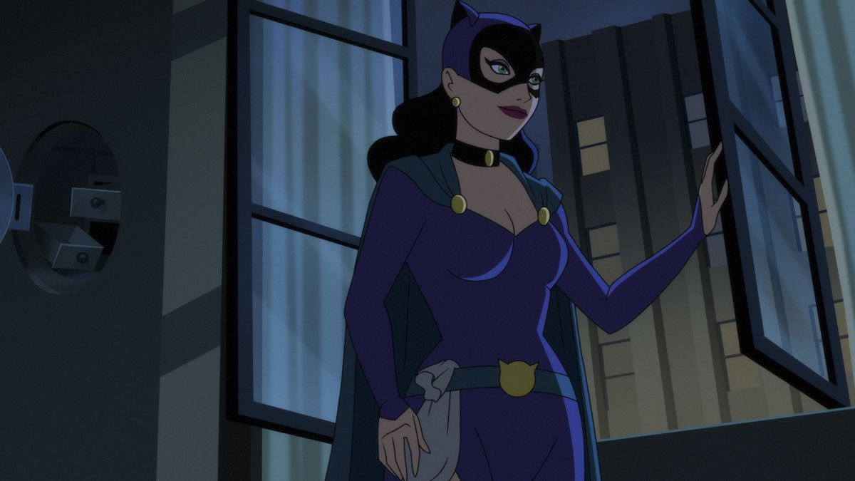 Catwoman se tient devant une fenêtre ouverte la nuit avec un look qui rappelle ses premières apparitions dans des bandes dessinées, avec une cape et un col et des cheveux longs s'échappant derrière son masque dans la série animée Batman : Caped Crusader.