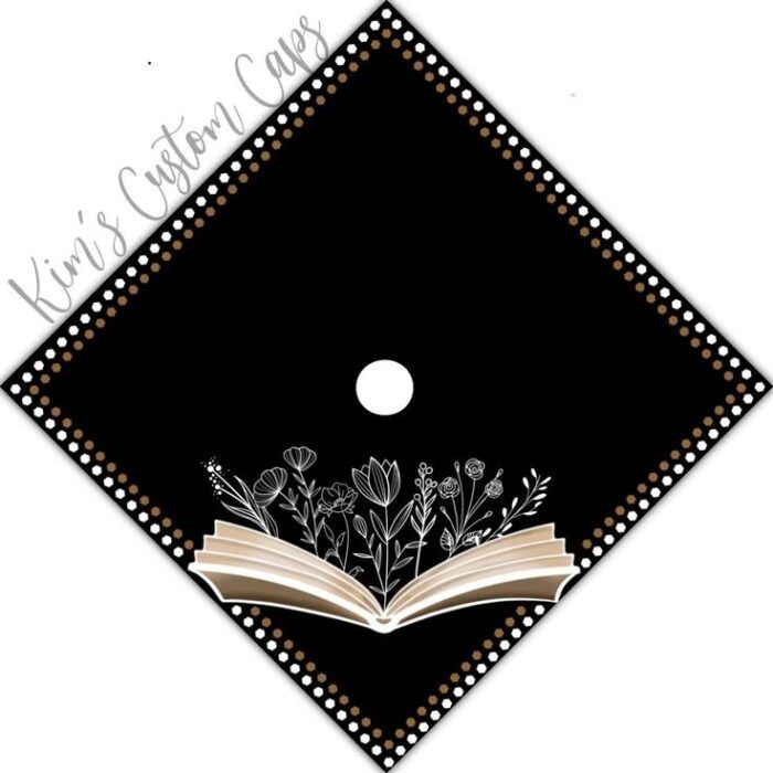 un chapeau de graduation en forme de losange noir décoré de fleurs sortant d'un livre ouvert