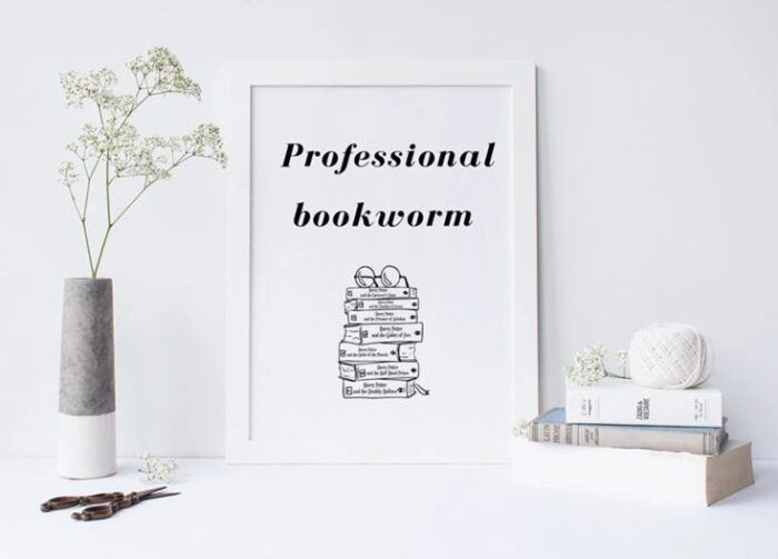 impression blanche simple avec une pile de livres et les mots "rat de bibliothèque professionnel" à l'encre noire