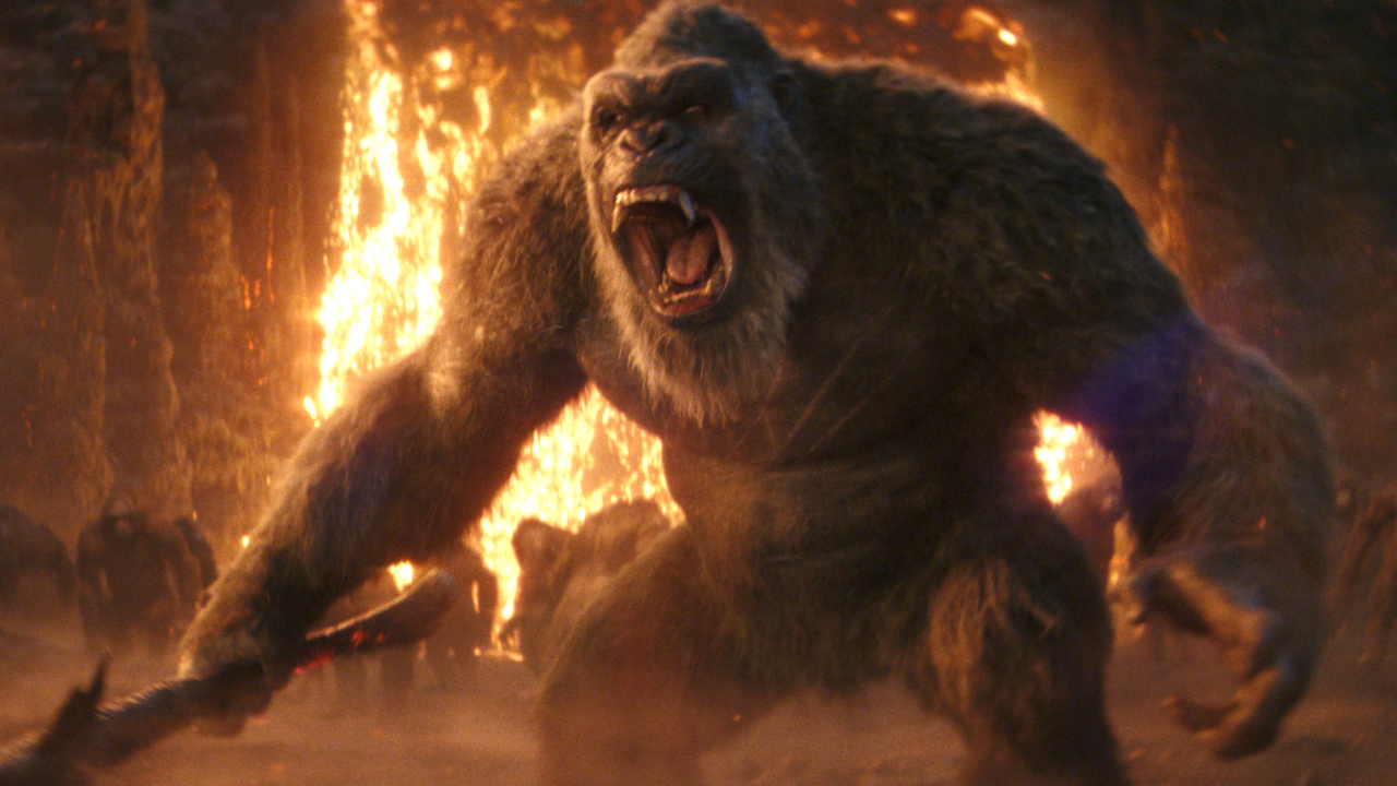 Kong rugit devant la lave, tout en tenant une hache dans Godzilla x Kong : The New Empire.