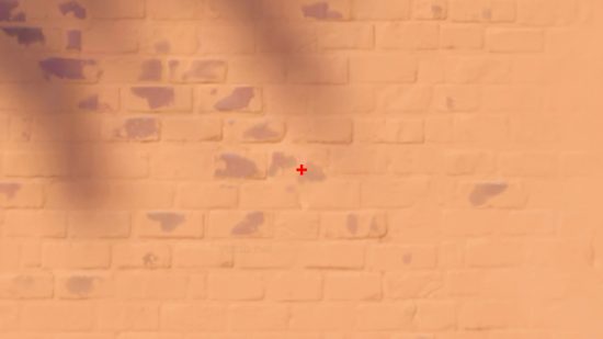 Ange1 Valorant en ligne de mire : Une croix rouge sur un mur dans Valorant.