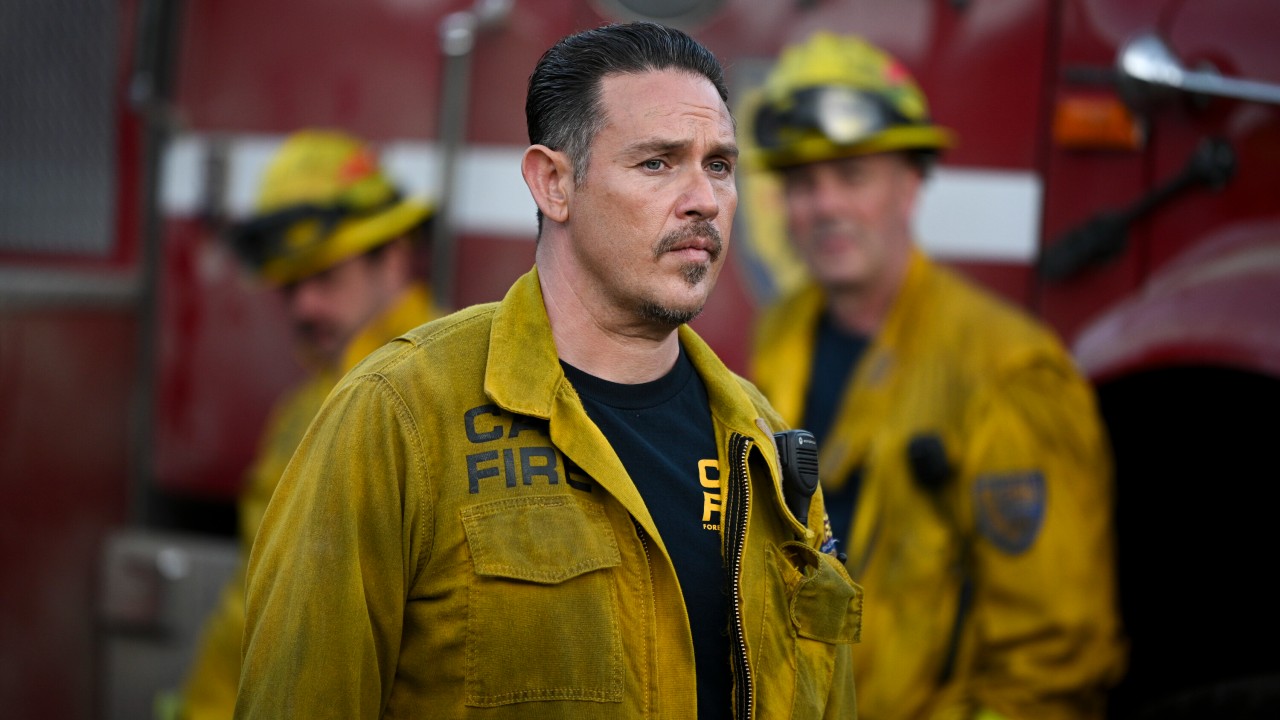 Kevin Alejandro dans le rôle de Manny debout devant un camion de pompiers dans la saison 2 de Fire Country.