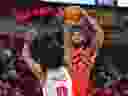 Gary Trent Jr. des Raptors de Toronto tire sur Coby White des Chicago Bulls.