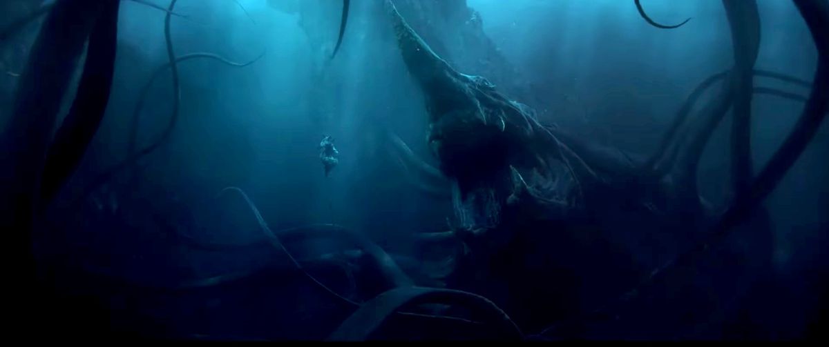 Un énorme monstre marin doté de tentacules, d'une gueule à dents dentelées et d'une pointe en forme de proue sur la tête flotte bouche bée devant une petite silhouette humanoïde flottante dans la bande-annonce de la saison 2 du Seigneur des Anneaux : Les Anneaux de Pouvoir