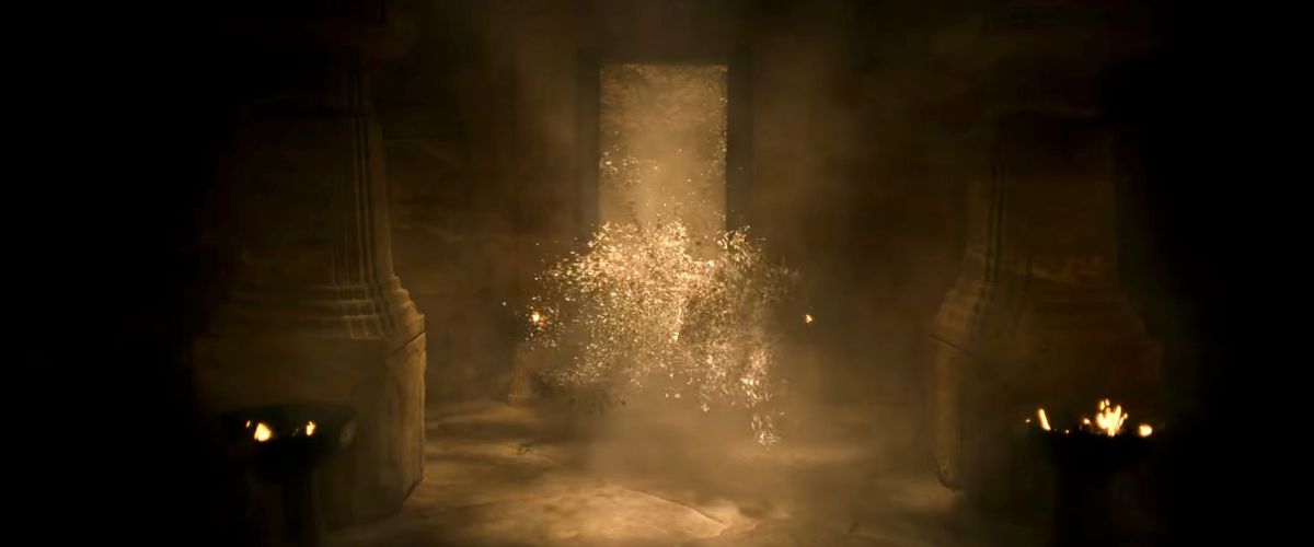 Un essaim de ce qui ressemble à des fontaines de papillons de nuit traverse une porte menant à une pièce sombre avec des piliers de pierre carrés dans la bande-annonce de la saison 2 du Seigneur des Anneaux : Les Anneaux du Pouvoir.