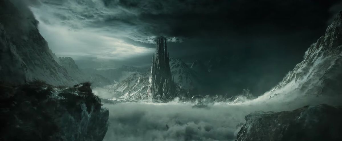 Une tour noire et déchiquetée s'élève vers des nuages ​​gris au fond d'une vallée dans la bande-annonce de la saison 2 du Seigneur des Anneaux : Les Anneaux du Pouvoir