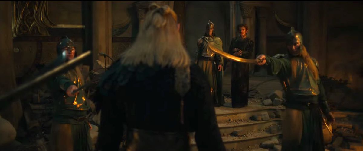 Les gardes elfes pointent leurs épées sur Sauron, protégeant apparemment de lui un Celebrimbor en lambeaux dans la bande-annonce de la saison 2 du Seigneur des Anneaux : Les Anneaux du Pouvoir.