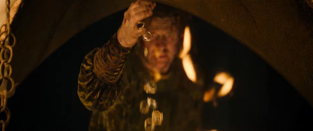 Une cascade d'anneaux en or tombe de la main de Celebrimbor dans Le Seigneur des Anneaux : Les Anneaux du Pouvoir. 