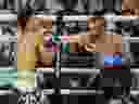 Canelo Alvarez (à droite) frappe Jaime Munguia au septième tour de leur combat incontesté pour le championnat des super-moyens à la T-Mobile Arena le 4 mai 2024 à Las Vegas, Nevada. 