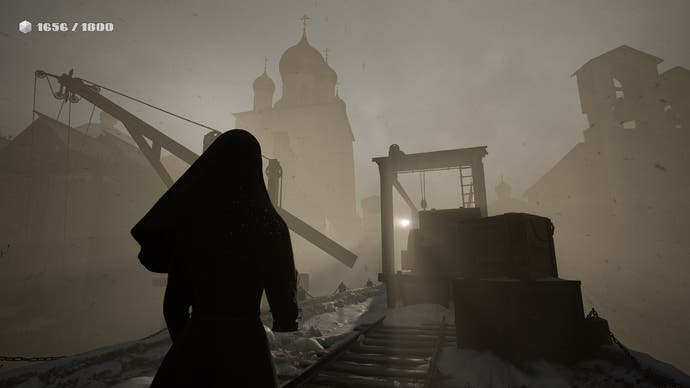 Capture d'écran d'Indika montrant Indika marchant le long de voies ferrées abandonnées dans une ville sombre
