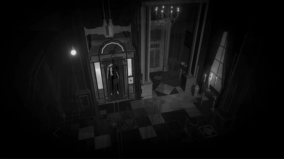 Une femme se tient dans un ascenseur dans un mystérieux manoir en noir et blanc.