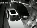 Une capture d'écran d'une vidéo de surveillance à domicile publiée par la police de Toronto au début de 2022 montre des pirates de voiture sortant d'une allée alors que deux victimes regardent avec un véhicule volé.