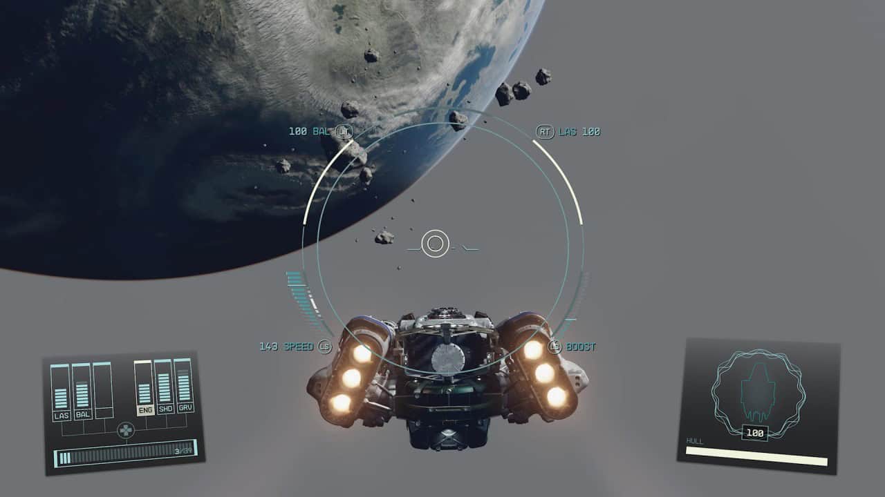 Vaisseau spatial en vol avec gaz d'échappement visible, s'approchant d'une planète avec des astéroïdes en orbite sur fond de champ d'étoiles.  Les éléments d'interface numérique et la vue du cockpit affichent la navigation et l'état de la coque.