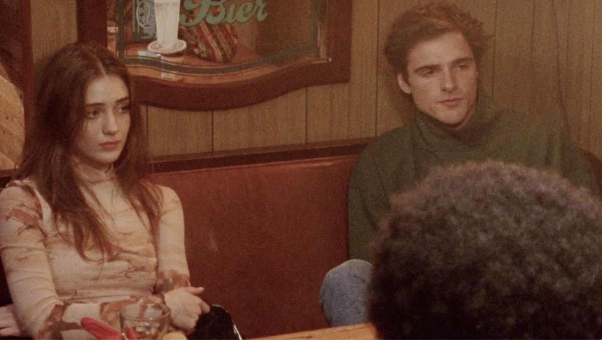 Une jeune femme et un homme assis dans un restaurant du Sweet East.