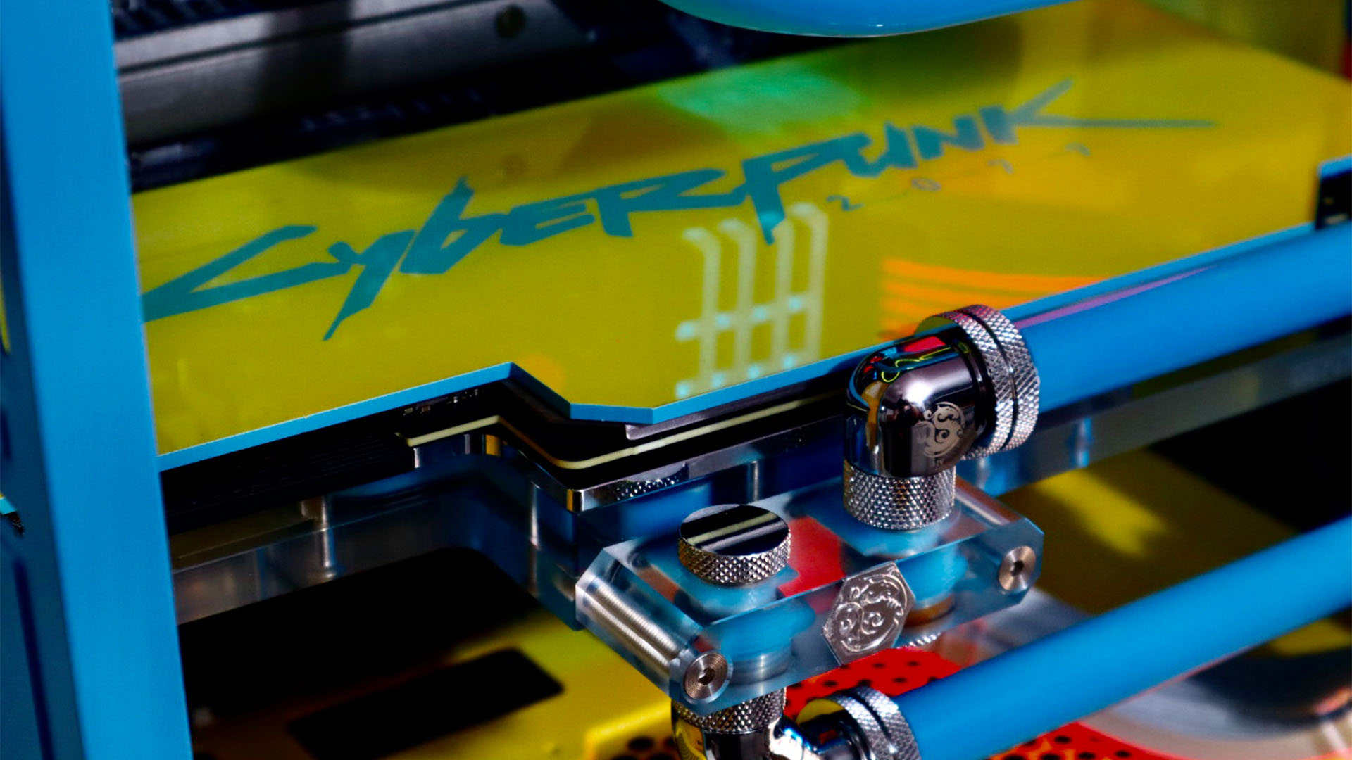 Le PC de jeu Cyberpunk 2077 avec une plaque arrière GPU personnalisée jaune et bleue