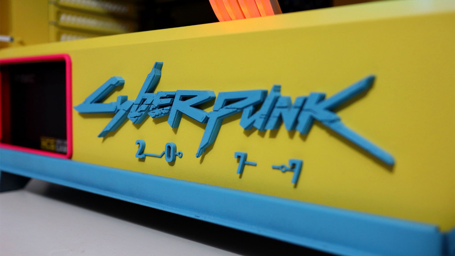 Le logo sur le carénage du bloc d'alimentation à l'intérieur du PC de jeu Cyberpunk 2077