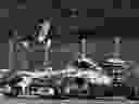 Un morceau d'aile survole Nico Rosberg de Mercedes-AMG après une collision avec son coéquipier Lewis Hamilton en 2014.