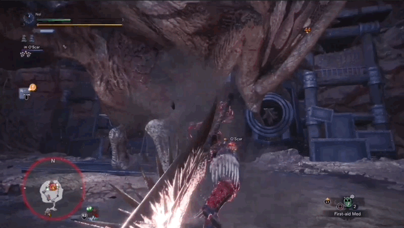 Un chasseur de monstres lance une énorme épée à pointes vers le bas sur la tête d'une wyverne rouge, qui trébuche sous l'impact.