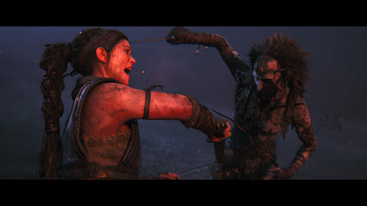 Senua (à gauche) brandit un couteau sur un autre guerrier (à droite), un homme avec son propre couteau, se cabrant en arrière face à l'attaque de Senua.