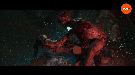 Hellblade 2 : Senua est attaquée par derrière dans une grotte sombre