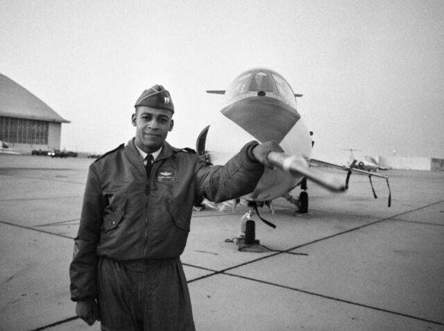Ed Dwight se tient devant un chasseur à réaction F-104 en 1963.