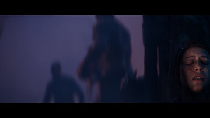 Capture d'écran de Hellblade 2 montrant Senua se cachant, visiblement effrayé, de deux ennemis