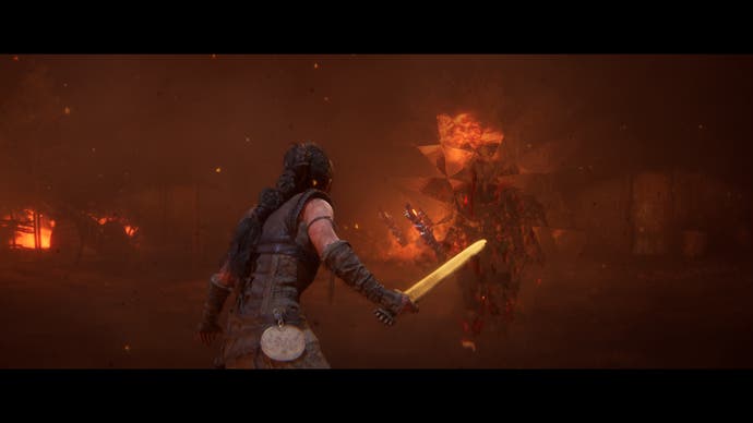 Capture d'écran de Hellblade 2 montrant Senua face à un ennemi dont le cadre est fragmenté et déformé