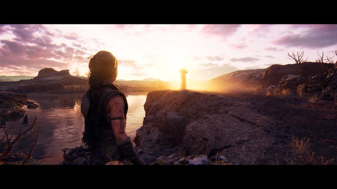 Capture d'écran de Hellblade 2 montrant Senua debout devant un magnifique coucher de soleil