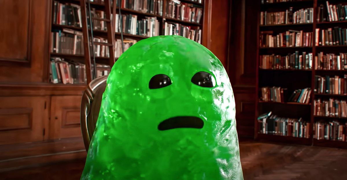 Slime, un ami imaginaire en images de synthèse qui ressemble à une grosse boule verte avec des yeux noirs brillants et une gouge noire en guise de bouche, est assis dans une bibliothèque du IF de John Krasinski.