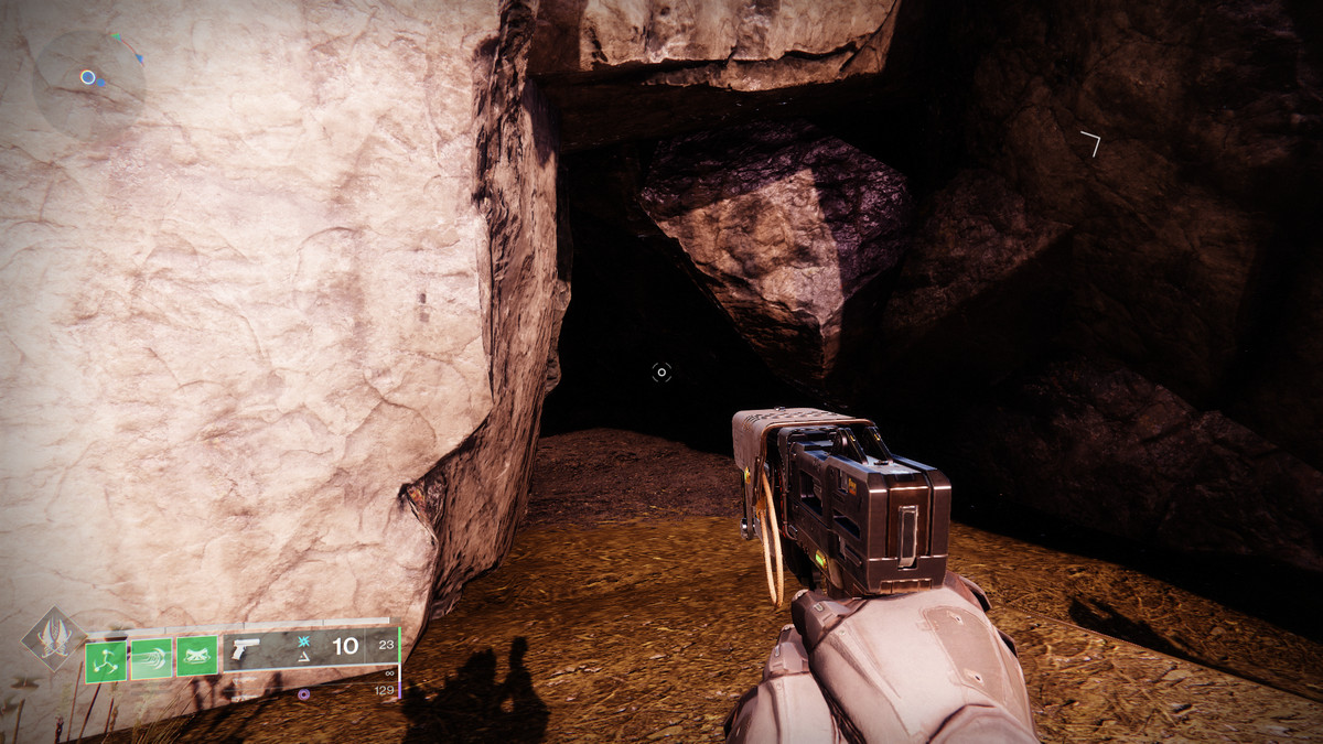 Un gardien se dirige vers une grotte profonde de la Dreaming City dans Destiny 2
