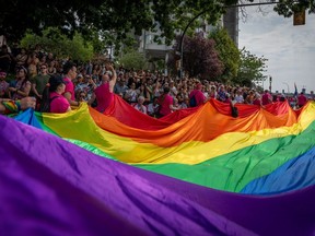 Un organisateur de la communauté queer de l'Alberta affirme que l'interdiction faite aux députés du Parti conservateur uni de participer aux événements de fierté dans toute la province cet été vise à faire pression sur le gouvernement jusqu'à ce que ses politiques correspondent à son soutien rhétorique aux personnes trans et queer.  Un grand drapeau de la fierté est passé lors du défilé de la fierté à English Bay à Vancouver, le dimanche 6 août 2023.