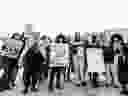 Les élèves du lycée Joane Cardinal-Schubert scandent lors d'une grève le mercredi 7 février 2024 pour protester contre les politiques récemment annoncées par le gouvernement UCP concernant les jeunes transgenres.