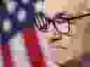 Un drapeau américain est visible à travers les lunettes du président de la Réserve fédérale, Jerome Powell, alors qu'il s'exprime lors d'une conférence de presse à la Fed, le 13 décembre 2023, à Washington. 